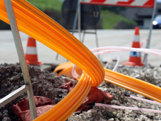 Fiberglaskabel für Highspeed-Internet auf Straße - Netzausbau Telekom