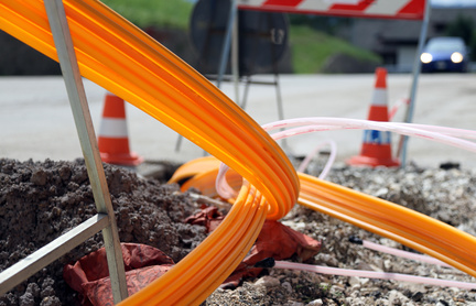 Fiberglaskabel für Highspeed-Internet auf Straße - Netzausbau Telekom