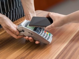 Kunde will mobil mit dem Handy bezahlen an der Kasse