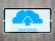 Cloud Storage unter blauer Wolke mit Upload-Symbol