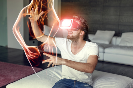 Mann mit VR-Brille guckt VR-Porno